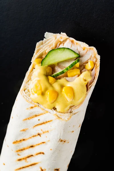 Fajita Wrap Sandwich Sur Fond Noir — Photo