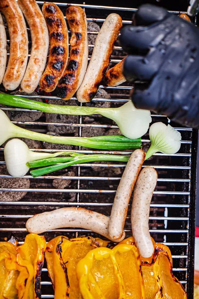 Chef Haciendo Salchicha Parrilla Con Verduras —  Fotos de Stock