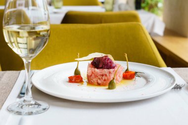 Taze otlu gurme tartar.