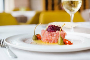 Taze otlu gurme tartar.