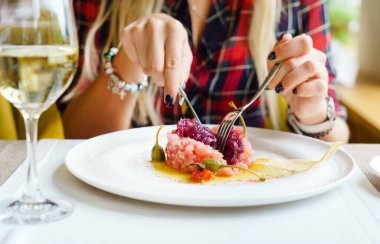 Taze otlu gurme tartar.