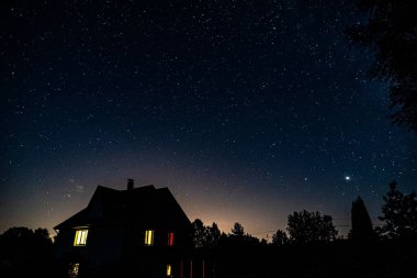 Kırsalda yıldızlı gece gökyüzü