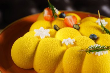 Kar taneli ve dutlu Noel pastası