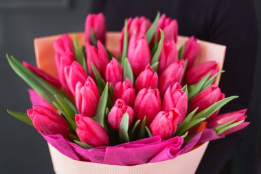 Ellerinde güzel bir buket