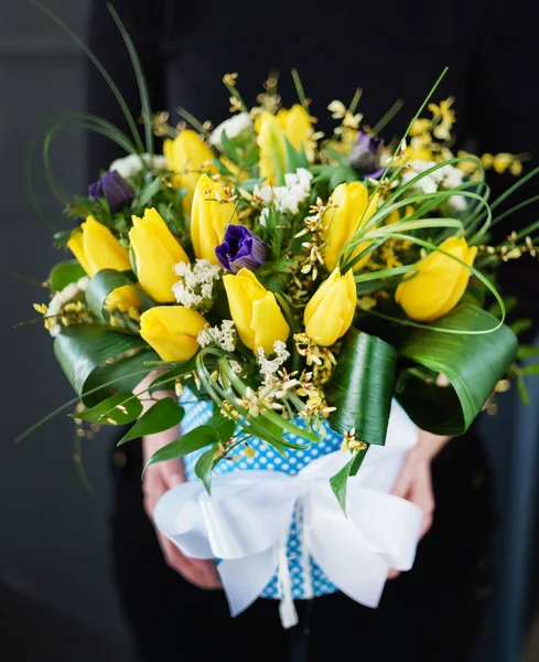 Bouquet Agradável Nas Mãos — Fotografia de Stock