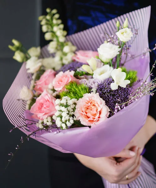Ellerinde güzel bir buket