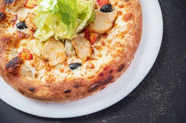 Siyah arka planda pizza, üst manzara.