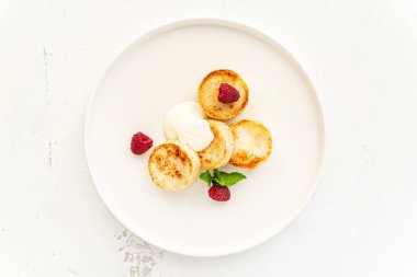 ekşi kremalı ricotta gözlemesi.