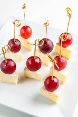 Yumuşak peynirli ve üzümlü kanepe