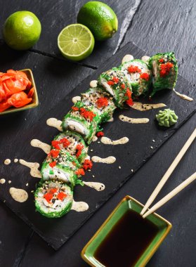 Siyah arka planda lezzetli suşi.