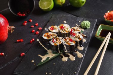 Siyah arka planda lezzetli suşi.