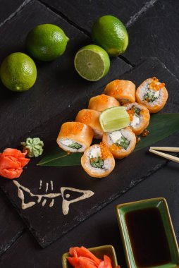 Siyah arka planda lezzetli suşi.