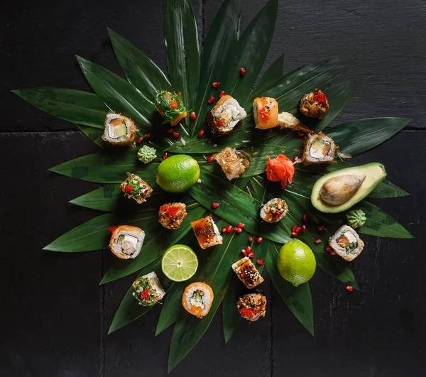 Välsmakande Sushi Svart Bakgrund — Stockfoto