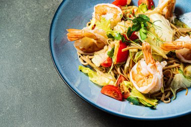 Karides ve sebzeli erişte.