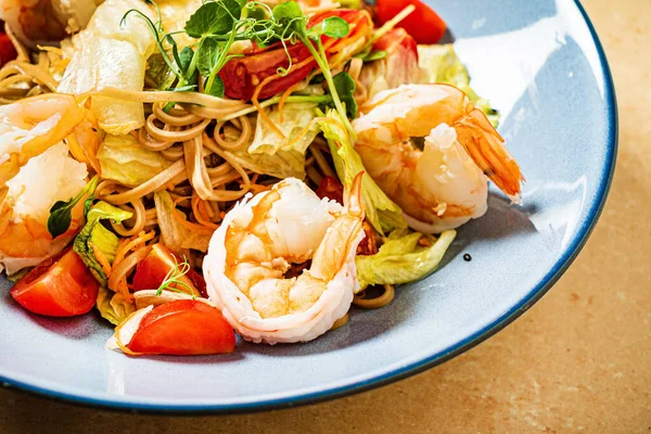 Karides ve sebzeli erişte.