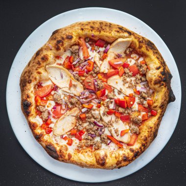 Siyah arka planda pizza, üst manzara.