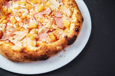 Siyah arka planda pizza, üst manzara.