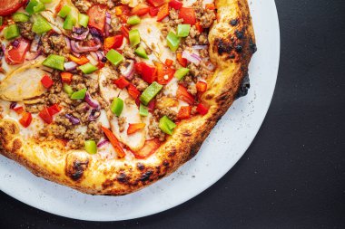 Siyah arka planda pizza, üst manzara.