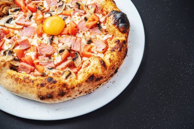 Siyah arka planda pizza, üst manzara.