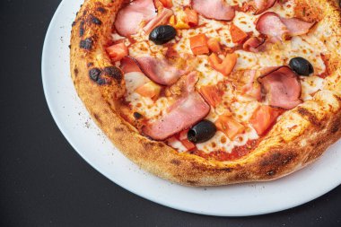 Siyah arka planda pizza, üst manzara.