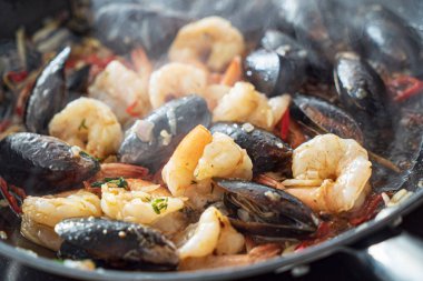 Kalamar ve midyeli paella.