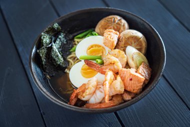 Karides ve sebzeli ramen.