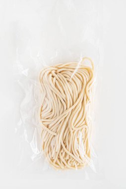 Süpürge cebinde pişmemiş erişte.