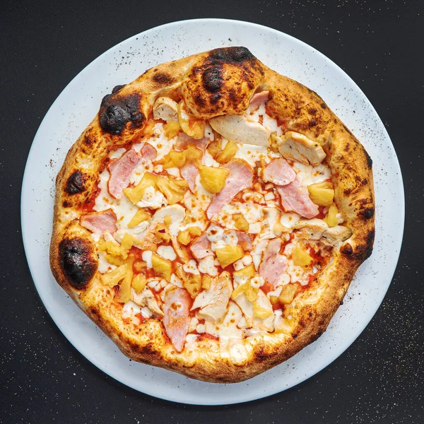 Pizza Fundo Preto Vista Superior — Fotografia de Stock