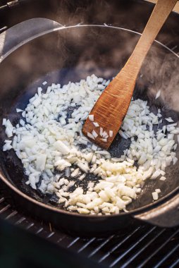 Taze otlu kızarmış sebze.