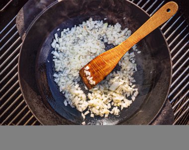 Taze otlu kızarmış sebze.