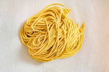 Ramen için ev yapımı çiğ erişte.