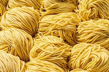 Ramen için ev yapımı çiğ erişte.