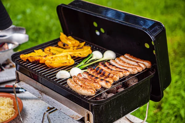 Chef Faisant Des Saucisses Grillées Avec Des Légumes — Photo