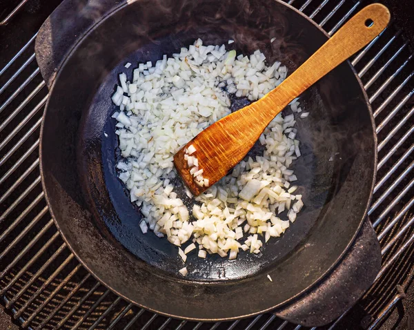 Taze otlu kızarmış sebze.
