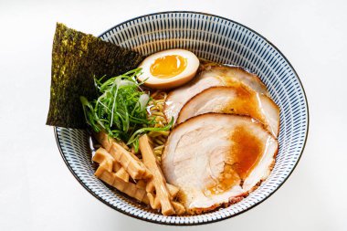 Domuz etli soya soslu ramen.
