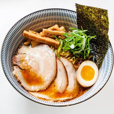 Domuz etli soya soslu ramen.