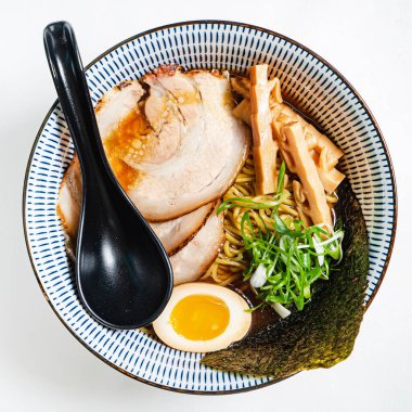 Domuz etli soya soslu ramen.