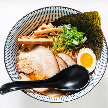 Domuz etli soya soslu ramen.