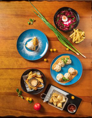 Masadaki Asya yemeği.