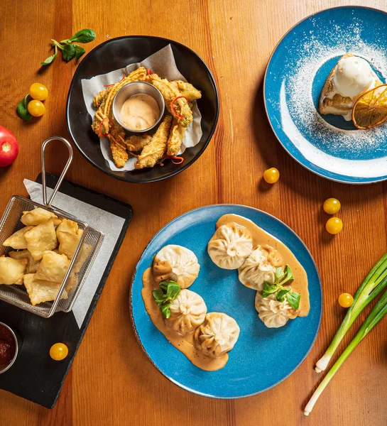 Asiatisches Essen Auf Dem Tisch — Stockfoto