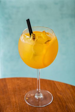 Turuncu ve ananaslı kokteyl.