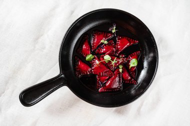 Yumuşak peynirli pancar mantısı, üst manzara.