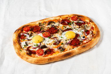 Yumurtalı ve sosisli pizza.