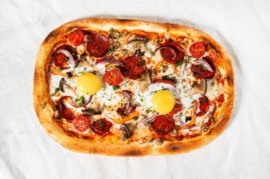 Yumurtalı ve sosisli pizza.