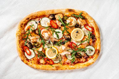 Limonlu ve roka aromalı deniz ürünleri pizzası.