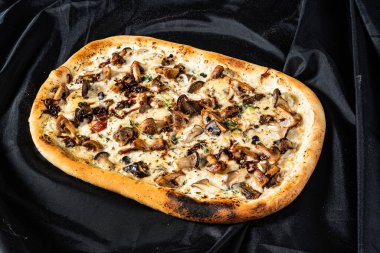 Siyah arka planda mantarlı pizza.