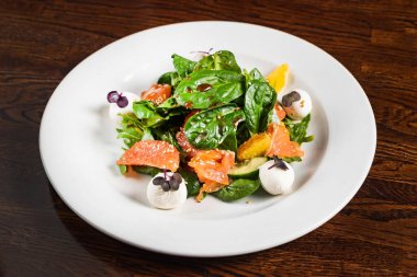 Somon balıklı sezar salatası