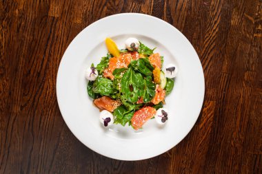 Somon balıklı sezar salatası