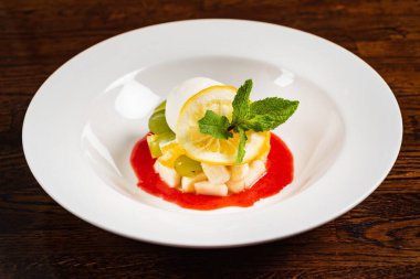 Naneli vejetaryen meyve tatlısı