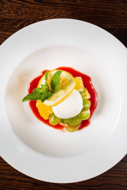 Naneli vejetaryen meyve tatlısı